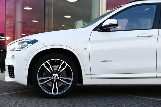 BMW X1 xDrive20i M Sport Automaat / Trekhaak / Panoramadak / Sportstoelen / Achteruitrijcamera / Adaptief onderstel / LED / Stoelverwarming / Airconditioning / Cruise Control