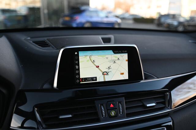 BMW X1 xDrive20i M Sport Automaat / Trekhaak / Panoramadak / Sportstoelen / Achteruitrijcamera / Adaptief onderstel / LED / Stoelverwarming / Airconditioning / Cruise Control