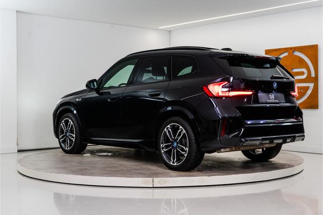 BMW X1 xDrive30e M-Sport 326PK | Pano | Harman/Kardon | HUD | Sfeer | Keyless | Massage VOL! 12 MND Garantie