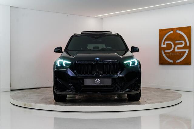 BMW X1 xDrive30e M-Sport 326PK | Pano | Harman/Kardon | HUD | Sfeer | Keyless | Massage VOL! 12 MND Garantie