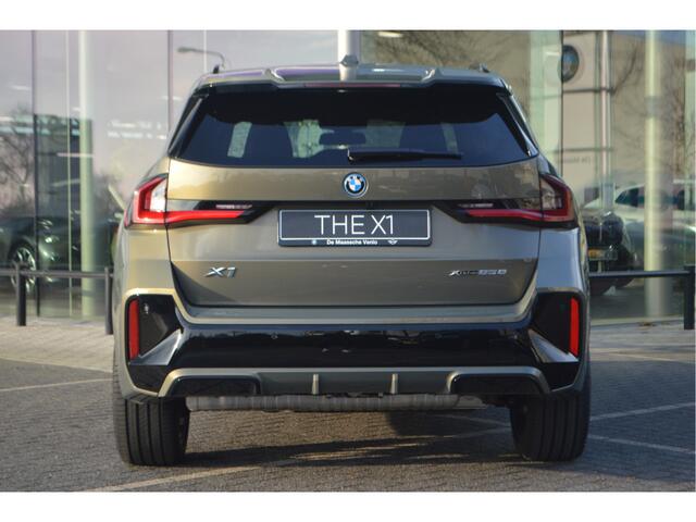 BMW X1 xDrive25e High Executive M Sport Automaat / Panoramadak / Trekhaak / Sportstoelen / Head-Up / Adaptieve LED / M Adaptief onderstel / Parking Assistant Plus / Comfort Access