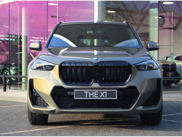 BMW X1 xDrive25e High Executive M Sport Automaat / Panoramadak / Trekhaak / Sportstoelen / Head-Up / Adaptieve LED / M Adaptief onderstel / Parking Assistant Plus / Comfort Access