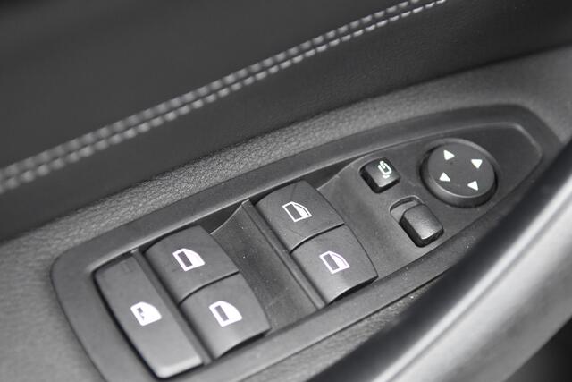 BMW X1 sDrive20i High Executive * LED Koplampen * Harman/Kardon * DAB * Sportstoelen * 19 inch Lm *