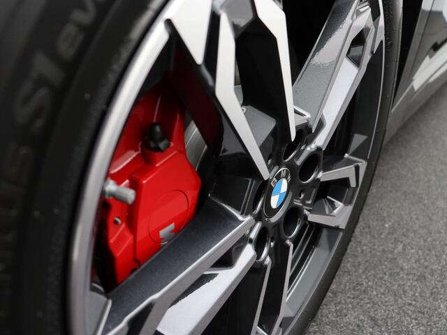 BMW X1 xDrive25e M Sportpakket Pro | Premium Pack | Comfort Pack | Travel Pack | Stuurwielrand Verwarmd | Trekhaak | Panoramadak | Elektrisch verstelbare stoelen | Driving Assistant Plus | Harman Kardon | 19''