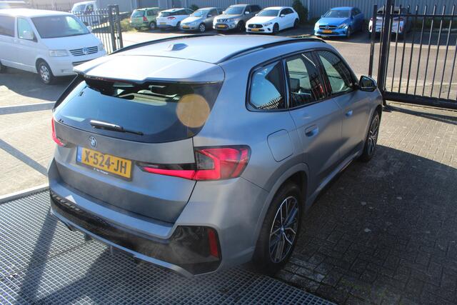 BMW X1 xDrive25e Orig NL auto/Dealeronderhouden/Sfeerverlichting/Apple carplay/Navigatie/Achteruitrijcamera/Elektrische achterklep/Parkeersensoren rondom/