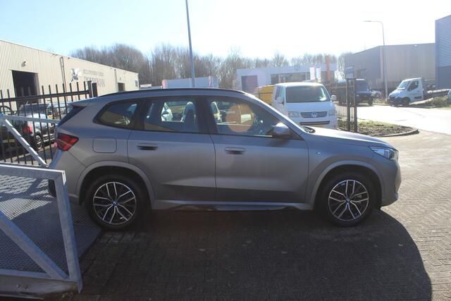 BMW X1 xDrive25e Orig NL auto/Dealeronderhouden/Sfeerverlichting/Apple carplay/Navigatie/Achteruitrijcamera/Elektrische achterklep/Parkeersensoren rondom/