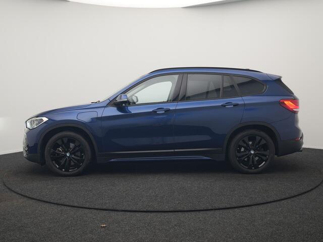 BMW X1 xDrive25e Sportline Plug In Hybrid 221pk Dealer O.H. PHEV | Trekhaak Afn. | Adaptive Cruise | Camera | Sportstoelen Verwarmd | Sfeerverlichting | Keyless | LED Koplampen | Navigatie | DAB |