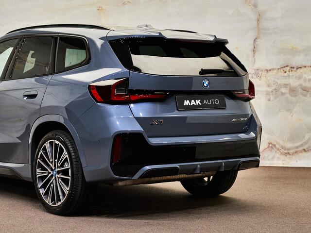 BMW X1 xDrive30e M Sport Pro, M stoelen, pano, tr.haak, H/K, 20", HUD, ACC, keyless, privacy