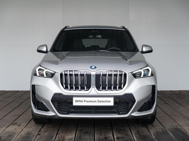 BMW X1 xDrive25e | M Sportpakket | Premium Pack | Stuurwielrand verwarmd | Comfort Access | Achteruitrijcamera | Panoramadak | Stoelverwarming | Harman-Kardon | Trekhaak