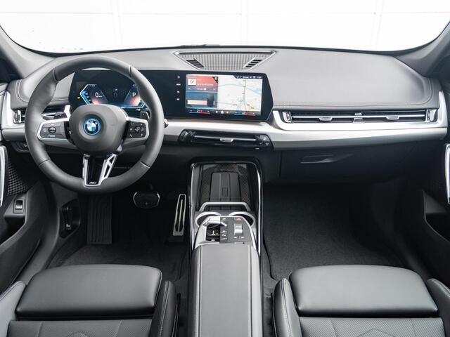 BMW X1 xDrive25e | M Sportpakket | Premium Pack | Stuurwielrand verwarmd | Comfort Access | Achteruitrijcamera | Panoramadak | Stoelverwarming | Harman-Kardon | Trekhaak