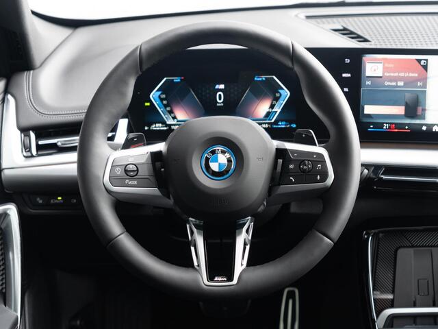 BMW X1 xDrive25e | M Sportpakket | Premium Pack | Stuurwielrand verwarmd | Comfort Access | Achteruitrijcamera | Panoramadak | Stoelverwarming | Harman-Kardon | Trekhaak