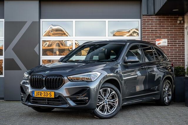BMW X1 25e xDrive | Sport Line | Panorama | Stoelverwarming | H/K | Keyless | HUD | ACC | Adap. Led | Camera | 18' inch |