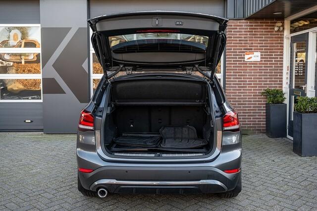 BMW X1 25e xDrive | Sport Line | Panorama | Stoelverwarming | H/K | Keyless | HUD | ACC | Adap. Led | Camera | 18' inch |