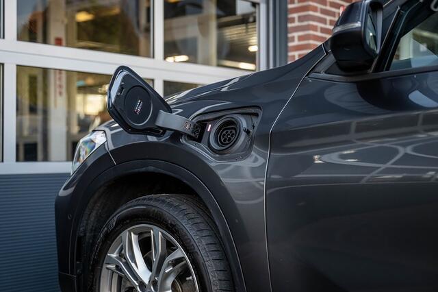 BMW X1 25e xDrive | Sport Line | Panorama | Stoelverwarming | H/K | Keyless | HUD | ACC | Adap. Led | Camera | 18' inch |