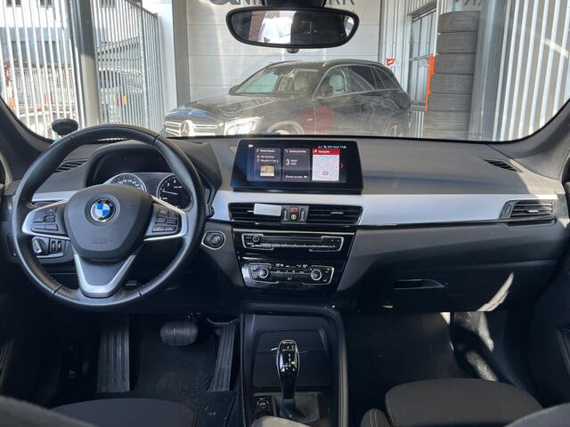 BMW X1 sDrive20i Executive Edition | AUTOMAAT | TREKHAAK | HEAD-UP DISPLAY | NAVI XL | CRUISE CONTROL | PDC | LMV | CLIMATE CONTROL | BLUETOOTH | LED | DAB | ELEKTR. ACHTERKLEP