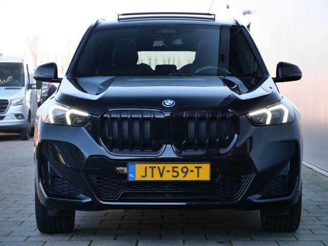 BMW X1 xDrive25e M Sport pakket Pro 245 Pk Automaat Schuifdak / Winterpakket / Harman Kardon