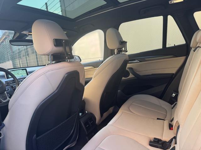 BMW X1 sDrive20i High Executive Leer, Trekhaak, Panoramadak, El. stoelen, Camera, Apple Carplay, Adaptief Cruise conytrolComfort access, enz