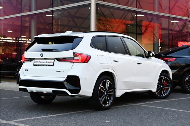 BMW X1 xDrive23i High Executive M Sport Automaat / Trekhaak / Panoramadak / Sportstoelen / Comfort Access / M Adaptief onderstel / Head-Up / Harman-Kardon