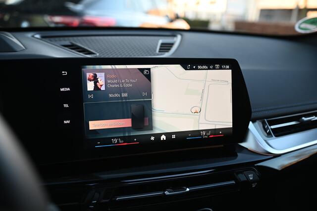 BMW X1 xDrive23i High Executive M Sport Automaat / Trekhaak / Panoramadak / Sportstoelen / Comfort Access / M Adaptief onderstel / Head-Up / Harman-Kardon