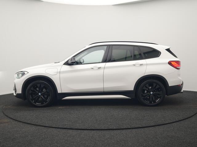 BMW X1 xDrive25e Sportline Plug In Hybrid 221pk Dealer O.H. PHEV | Trekhaak Afn. | Camera | Sportstoelen Memory & Verwarmd | Keyless | Sfeerverlichting | Adaptive LED | Cruise Control | Navigatie | DAB |