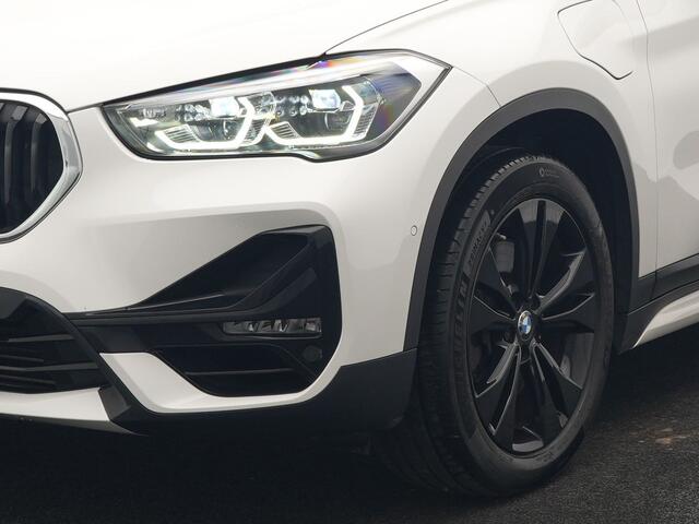 BMW X1 xDrive25e Sportline Plug In Hybrid 221pk Dealer O.H. PHEV | Trekhaak Afn. | Camera | Sportstoelen Memory & Verwarmd | Keyless | Sfeerverlichting | Adaptive LED | Cruise Control | Navigatie | DAB |