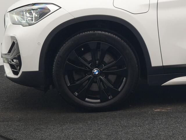 BMW X1 xDrive25e Sportline Plug In Hybrid 221pk Dealer O.H. PHEV | Trekhaak Afn. | Camera | Sportstoelen Memory & Verwarmd | Keyless | Sfeerverlichting | Adaptive LED | Cruise Control | Navigatie | DAB |