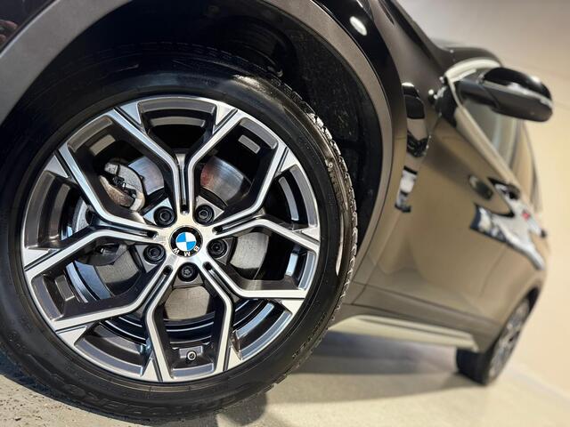 BMW X1 sDrive20i High Executive |Head-Up |Trekhaak |Sfeer |Dealer onderhouden