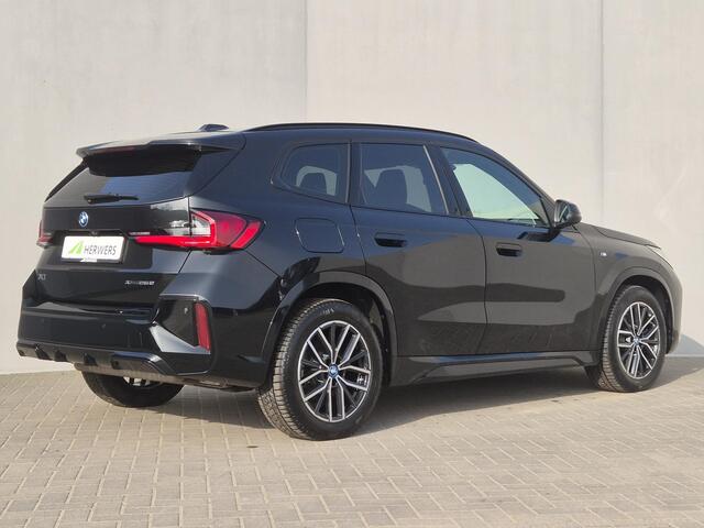 BMW X1 xDrive25e Automaat / Accu SOH 98.31% / M Sportpakket / Premium Pack / Driving Assistant Plus / EAER bereik 81 km bereik stad 101 km / Trekgewicht 1.700 kg / Apple Carplay Android Auto / Elektrische achterklep / Voorstoelen verwarmd / Achteruitrijcamera /
