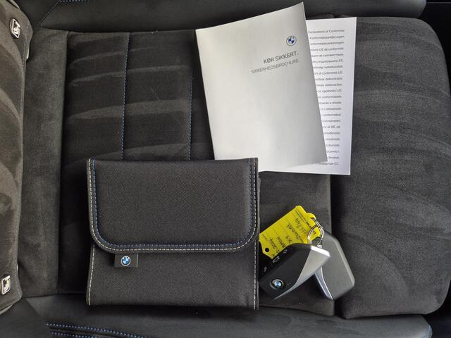 BMW X1 xDrive25e Automaat / Accu SOH 98.31% / M Sportpakket / Premium Pack / Driving Assistant Plus / EAER bereik 81 km bereik stad 101 km / Trekgewicht 1.700 kg / Apple Carplay Android Auto / Elektrische achterklep / Voorstoelen verwarmd / Achteruitrijcamera /