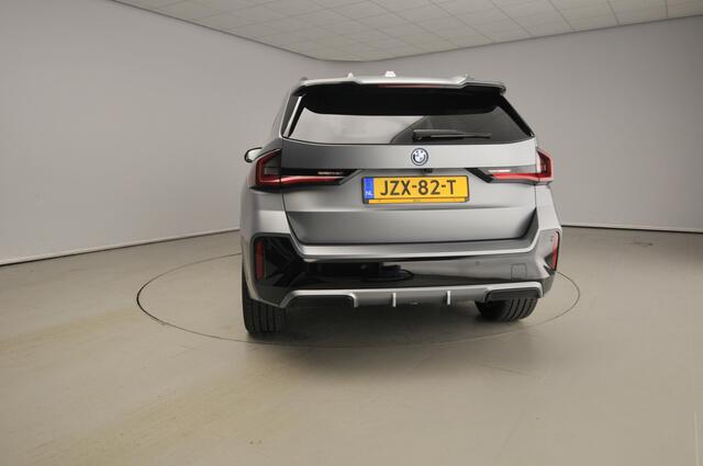 BMW X1 xDrive25e M-Sportpakket / Trekhaak / Panoramadak / Head-up / Harman Kardon / LED / Getint glas / Alu wielen 20 inch