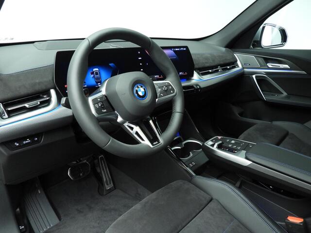 BMW X1 xDrive25e M-Sportpakket / Trekhaak / Panoramadak / Head-up / Harman Kardon / LED / Getint glas / Alu wielen 20 inch