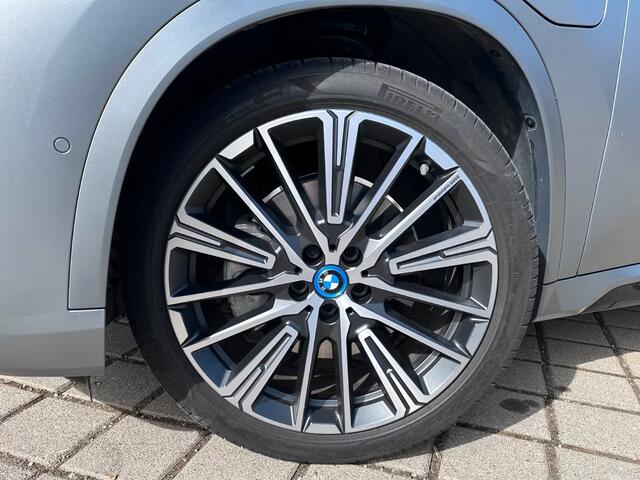 BMW X1 xDrive30e M-SPORT ** FROZEN GREY / MOKKA LEDER, FULL OPTIONS, PANO, TREKH, 20-inch LMV, INNOVATION ** Ex BMW-AG ** ** INFORMEER OOK NAAR ONZE AANTREKKELIJKE FINANCIAL-LEASE TARIEVEN **