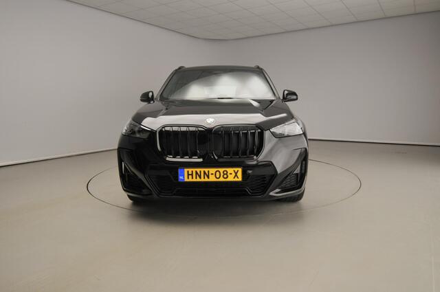 BMW X1 sDrive18i | M-Sportpakket | LED | Leder | HUD | Active cruise | Trekhaak | Stoelverwarming | DAB | Alu 19 inch