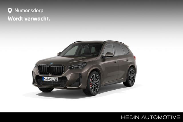 BMW X1 xDrive25e | Sepang Bronze | M-Sport Pro | 20'' | Hamrna/Kardon | Panorama. | Driv. + Park. Plus | Head-Up | Elek. stoel. + massage | Trekhaak | Comf. Acc. | Stuur + stoelverw.