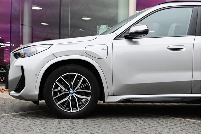 BMW X1 xDrive25e M Sport Automaat / Sportstoelen / Comfort Access / Achteruitrijcamera / M Adaptief onderstel / Adaptieve LED