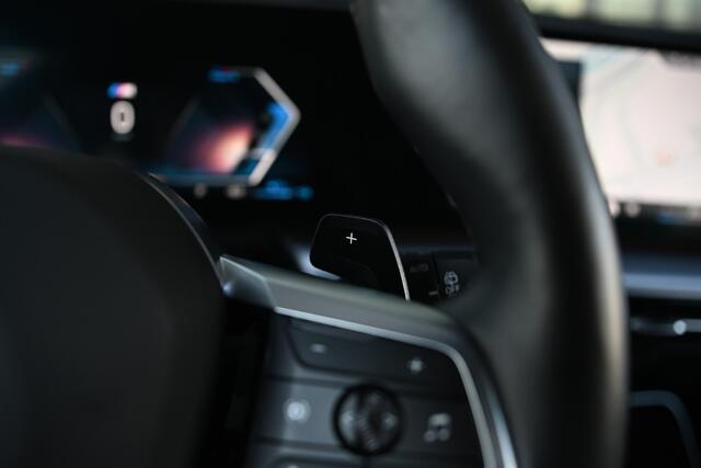 BMW X1 xDrive25e M Sport Automaat / Sportstoelen / Comfort Access / Achteruitrijcamera / M Adaptief onderstel / Adaptieve LED