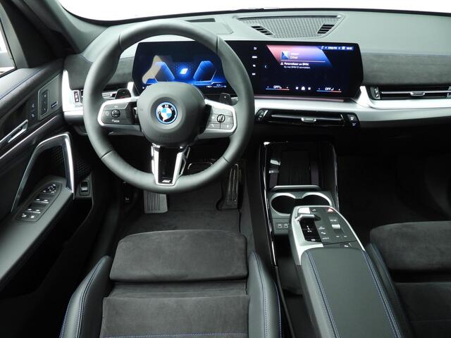 BMW X1 xDrive25e M-Sportpakket / Trekhaak / Sportstoelen / Getint glas / Harman-Kardon / Head-up / Alu wielen 19 inch