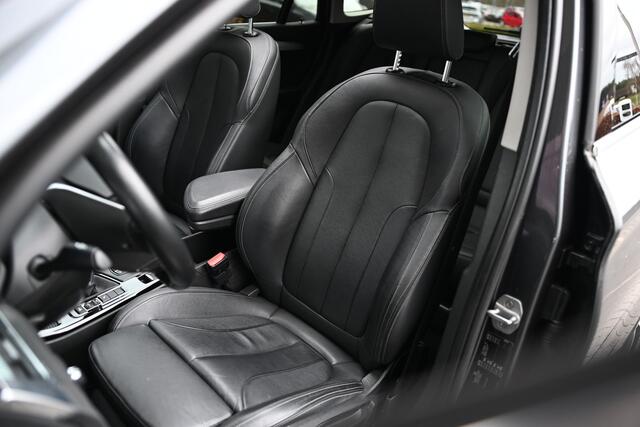 BMW X1 sDrive20i High Executive xLine Automaat / Trekhaak / Panoramadak / Sportstoelen / Achteruitrijcamera / Head-Up / Cruise Control / Stoelverwarming