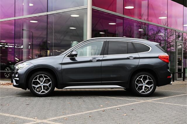 BMW X1 sDrive20i High Executive xLine Automaat / Trekhaak / Panoramadak / Sportstoelen / Achteruitrijcamera / Head-Up / Cruise Control / Stoelverwarming