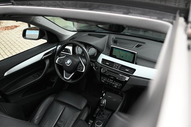 BMW X1 sDrive20i High Executive xLine Automaat / Trekhaak / Panoramadak / Sportstoelen / Achteruitrijcamera / Head-Up / Cruise Control / Stoelverwarming