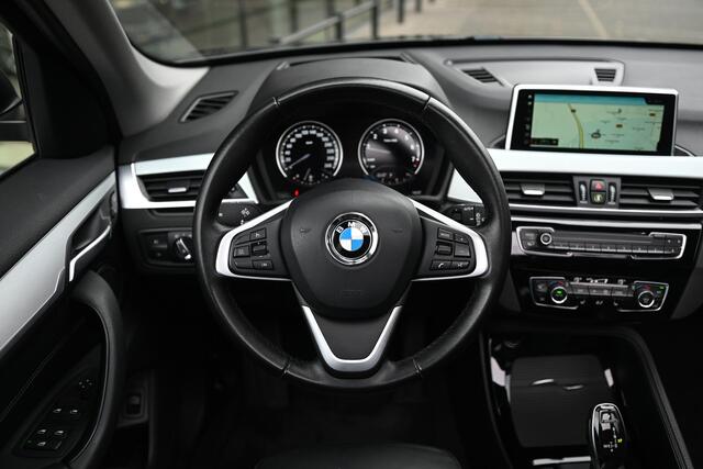 BMW X1 sDrive20i High Executive xLine Automaat / Trekhaak / Panoramadak / Sportstoelen / Achteruitrijcamera / Head-Up / Cruise Control / Stoelverwarming