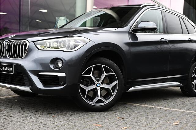 BMW X1 sDrive20i High Executive xLine Automaat / Trekhaak / Panoramadak / Sportstoelen / Achteruitrijcamera / Head-Up / Cruise Control / Stoelverwarming