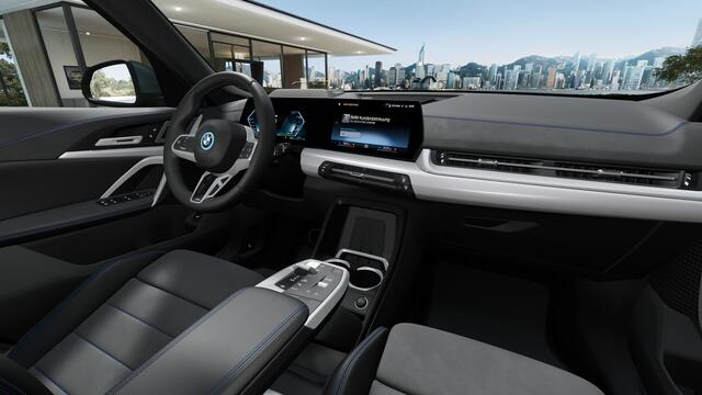 BMW X1 xDrive25e High Executive M Sport Automaat / Panoramadak / Trekhaak / Sportstoelen / M Adaptief onderstel / Head-Up / Parking Assistant Plus / Stuurverwarming