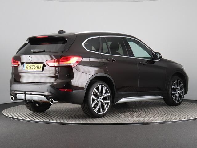 BMW X1 sDrive20i VDL Nedcar Edition (Afn. Trekhaak / Camera / Navi Pro / Head Up / 19'')