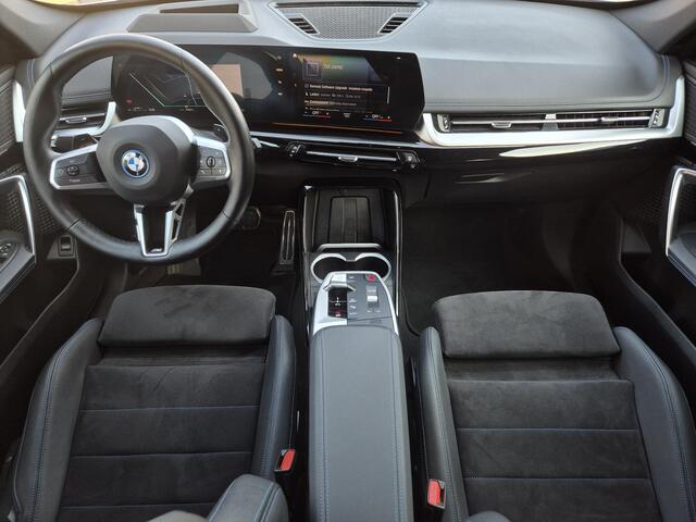 BMW X1 xDrive25e M-Sport Automaat / Accu SOH 93,97% / Elektrische wegklapbare trekhaak / Dealer onderhouden / Trekgewicht 1.700 kg / Apple Carplay Android Auto / head-up display / Rondomzicht camera / Voorstoelen verwarmd /
