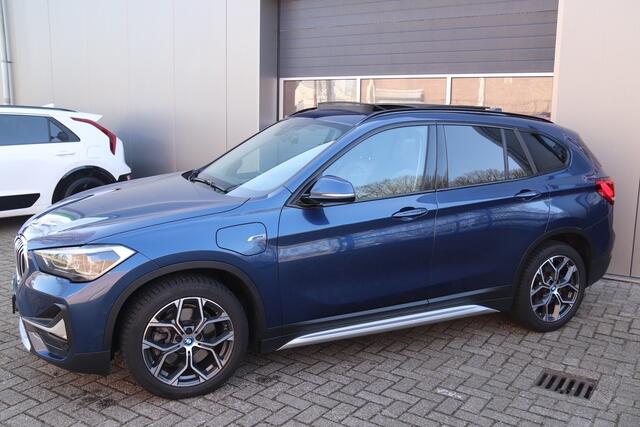 BMW X1 xDrive25e Business Edition Plus, Stoelverwarming, Stuurverwarmd, Camera, Pano, Navi
