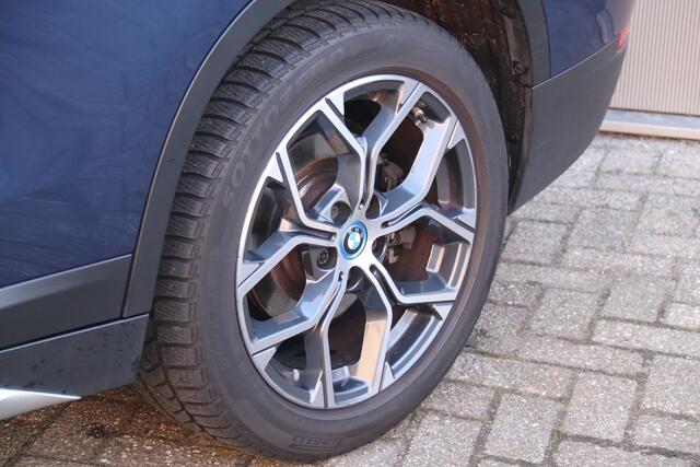 BMW X1 xDrive25e Business Edition Plus, Stoelverwarming, Stuurverwarmd, Camera, Pano, Navi