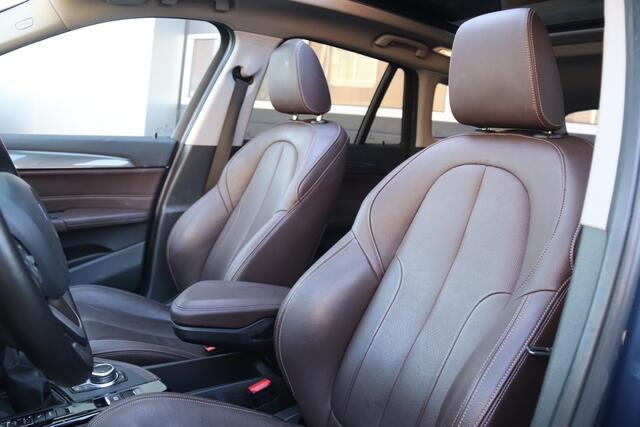 BMW X1 xDrive25e Business Edition Plus, Stoelverwarming, Stuurverwarmd, Camera, Pano, Navi