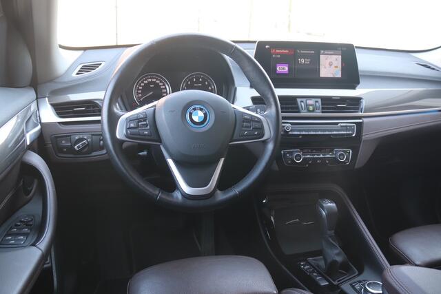 BMW X1 xDrive25e Business Edition Plus, Stoelverwarming, Stuurverwarmd, Camera, Pano, Navi