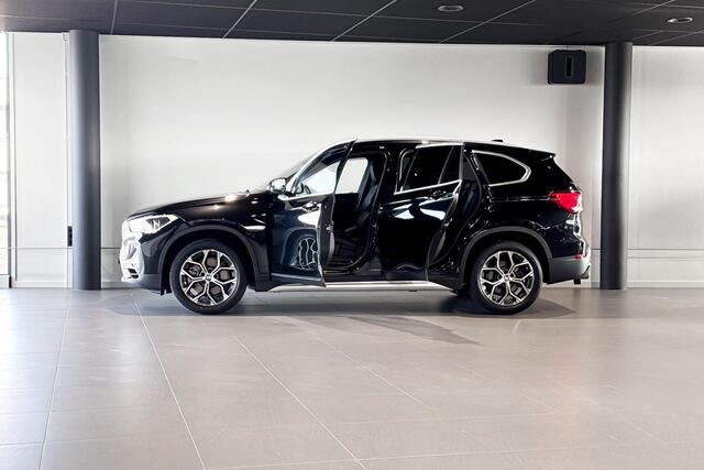 BMW X1 sDrive20i Business Edition Plus | X-Line | Stoelverwarming | Head-Up Display | Achteruitrijcamera | Trekhaak |